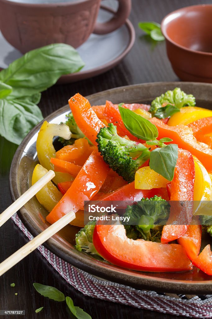 Insalata di verdure con broccoli. - Foto stock royalty-free di Alimentazione sana