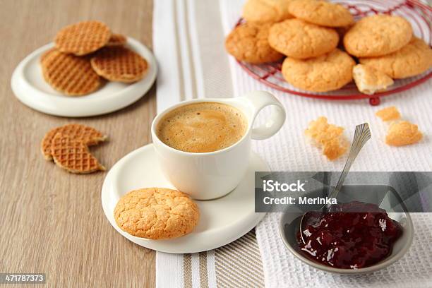 Tasse Espresso Mit Kokosnuss Cookies Auf Einer Platte Stockfoto und mehr Bilder von Ausgedörrt