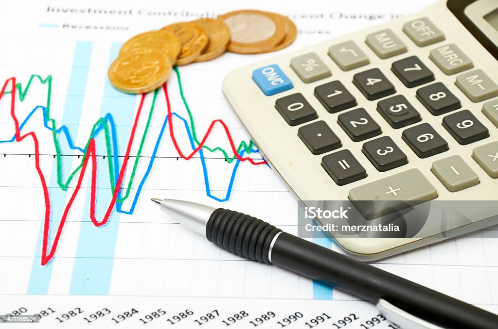 Calculatrice et stylo de l'établissement, de pièces de monnaie sur un tableau - Photo de Activité bancaire libre de droits