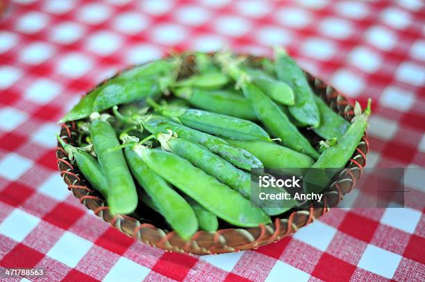 フレッシュなグリーンのバスケットエンドウ豆 - エンドウマメの鞘のストックフォトや画像を多数ご用意 - エンドウマメの鞘, エンドウ豆, オーガニック