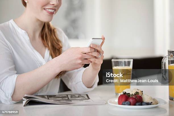 Teléfono Móvil Con Desayuno Foto de stock y más banco de imágenes de 20 a 29 años - 20 a 29 años, 25-29 años, Adulto