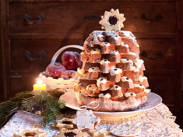 pandoro arbre de noël magique - baking food sweet food cake photos et images de collection