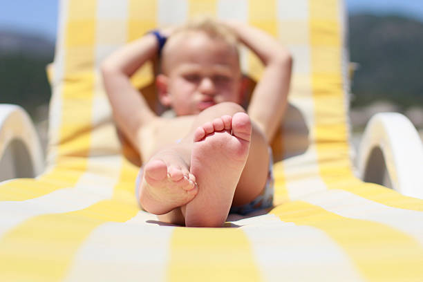 istock feets of litlle boy 471789069