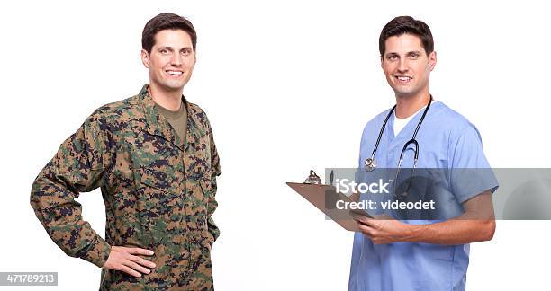 Soldado Jovem E Enfermeiro Posando Contra Branco - Fotografias de stock e mais imagens de Homens - Homens, Tropa, Adulto