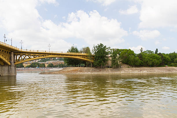 vista panorámica de la recientemente renovado margit puente de budapest. - margit bridge fotos fotografías e imágenes de stock