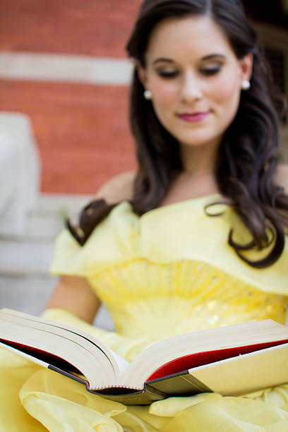 아름다운 젊은 여성 책을 읽는 brunette - southern belle 뉴스 사진 이미지