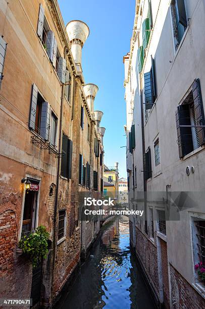 Estrecho Canal De Venecia Foto de stock y más banco de imágenes de Agua potable - Agua potable, Aire libre, Amarrado