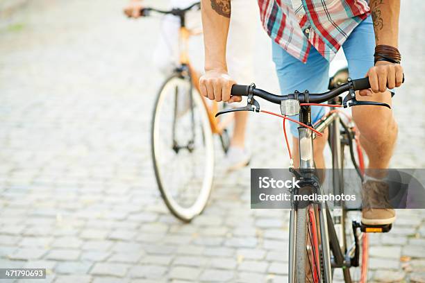 Foto de Homens Em Movimento e mais fotos de stock de Adulto - Adulto, Armação de Bicicleta, Atividade