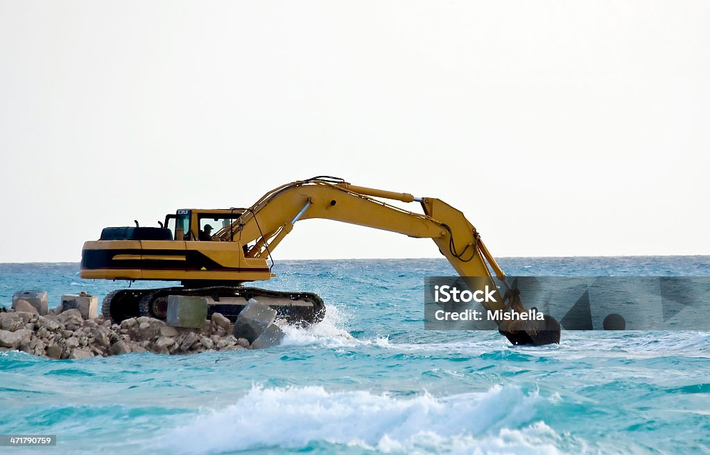 黄色 Excavator での作業 - カモメ科のロイヤリティフリーストックフォト