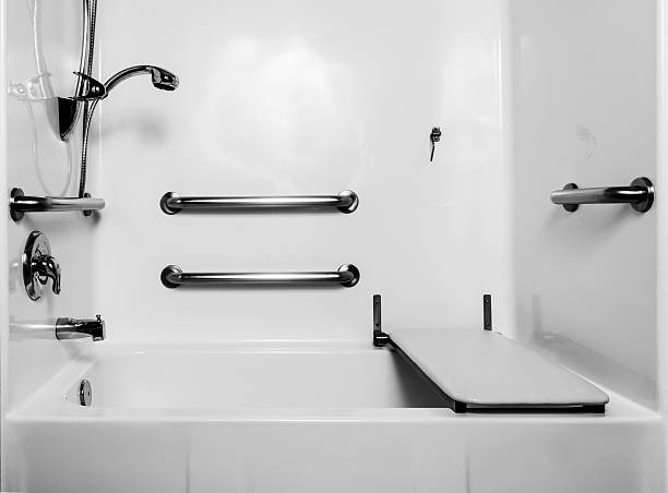 handicap bath - badkamer huis fotos stockfoto's en -beelden