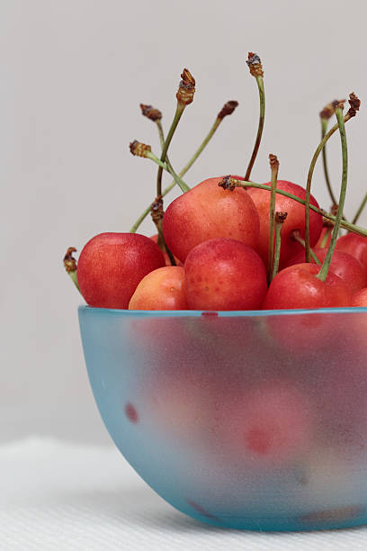 Cerise qui était tout de la vaisselle et de verre. - Photo