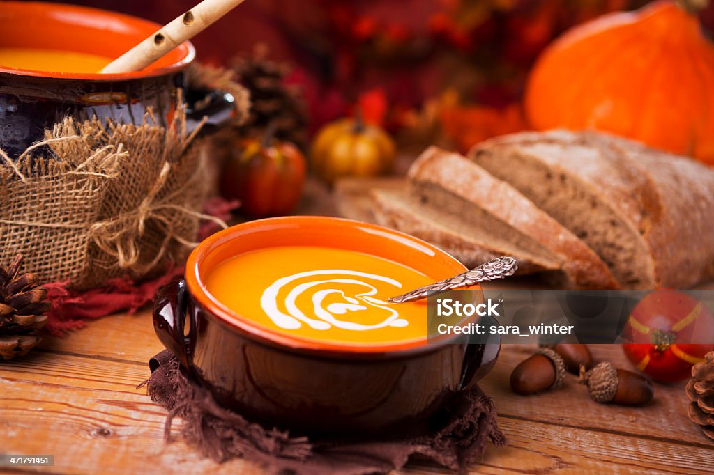 Crema di zuppa di zucca su tavolo rustico - Foto stock royalty-free di Alimentazione sana