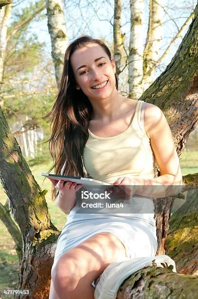 Bella Mujer Con Tablet Pc Foto de stock y más banco de imágenes de Adulto - Adulto, Adulto joven, Aire libre