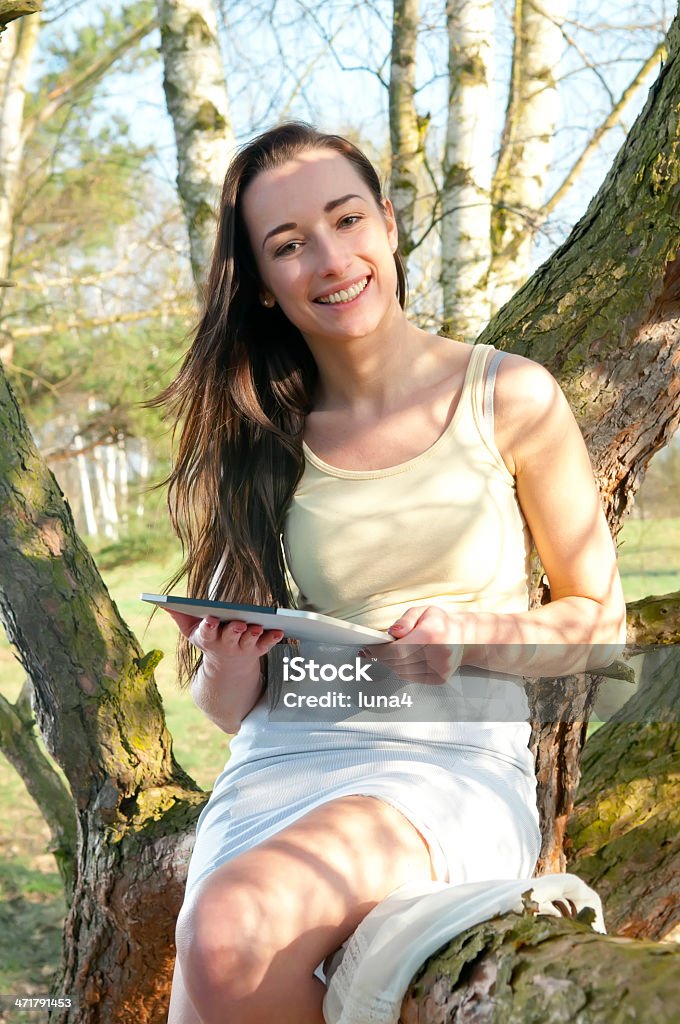 Bella donna con tablet pc - Foto stock royalty-free di Adulto