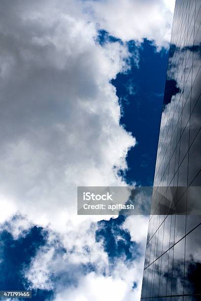 Photo libre de droit de Nuages Reflets Dans Les Fenêtres De Bureau Moderne banque d'images et plus d'images libres de droit de Abstrait - Abstrait, Angle inhabituel, Blanc