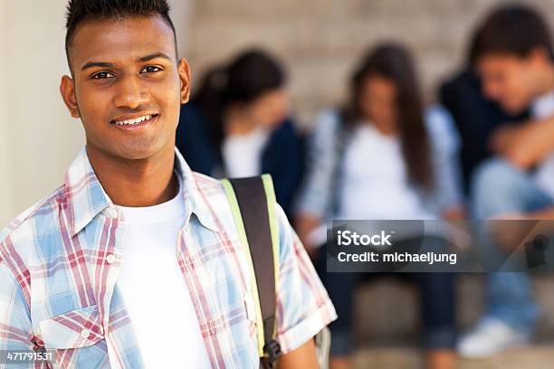 Indischen Teenagerstudent Tragenschultasche Stockfoto und mehr Bilder von Bildung - Bildung, Campus, Erwachsene Person