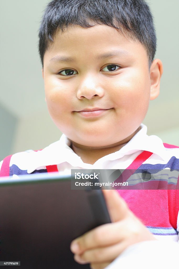 Ragazzo suona il divertimento di un Tablet. - Foto stock royalty-free di Ambientazione interna