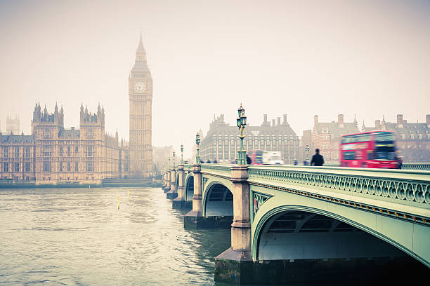 big ben e il ponte di westminster - london in the rain foto e immagini stock