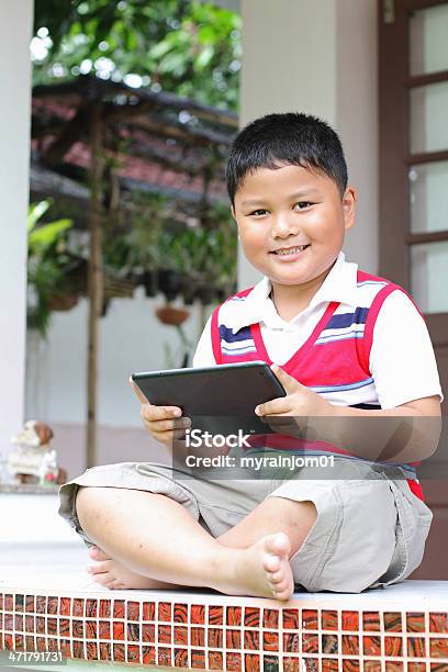 Ragazzo Suona Il Divertimento Di Un Tablet - Fotografie stock e altre immagini di Ambientazione interna - Ambientazione interna, Bambini maschi, Bambino