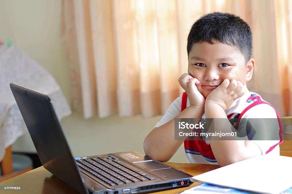 Il ragazzo è giocare con il portatile. - Foto stock royalty-free di Affari