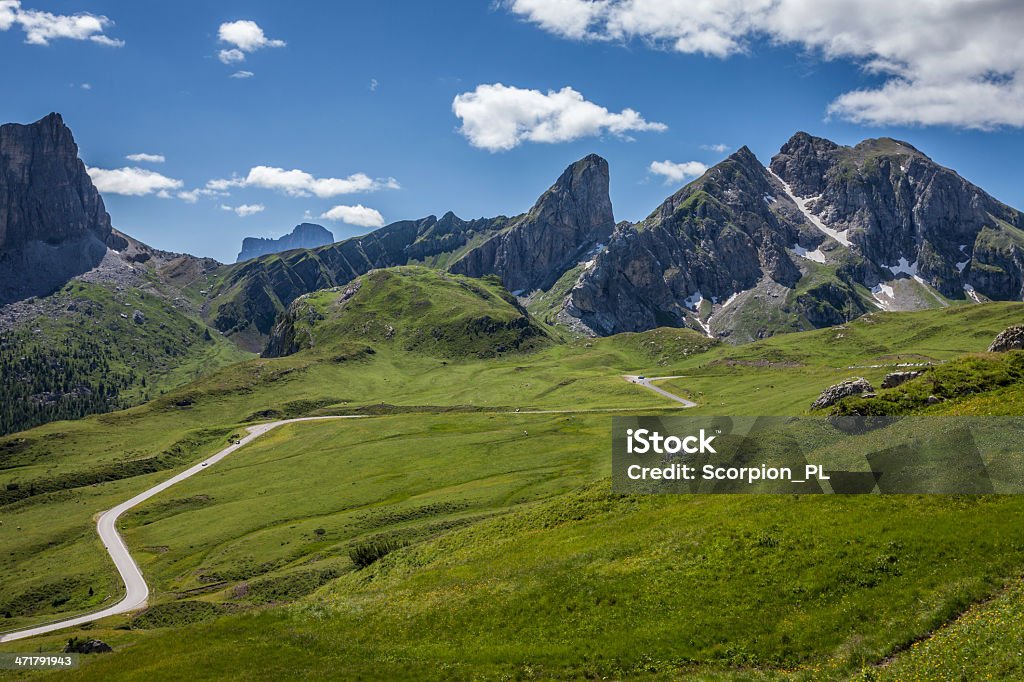 Kurvenreiche Straße in den Bergen der Dolomiten, Italien. - Lizenzfrei Alpen Stock-Foto
