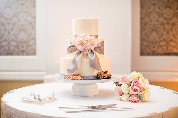 Wedding cake and bouquet with Roses, Dusty Miller, Ranunculus White wedding cake and bouquet with Roses, Dusty Miller, Ranunculus dusty miller photos stock pictures, royalty-free photos & images