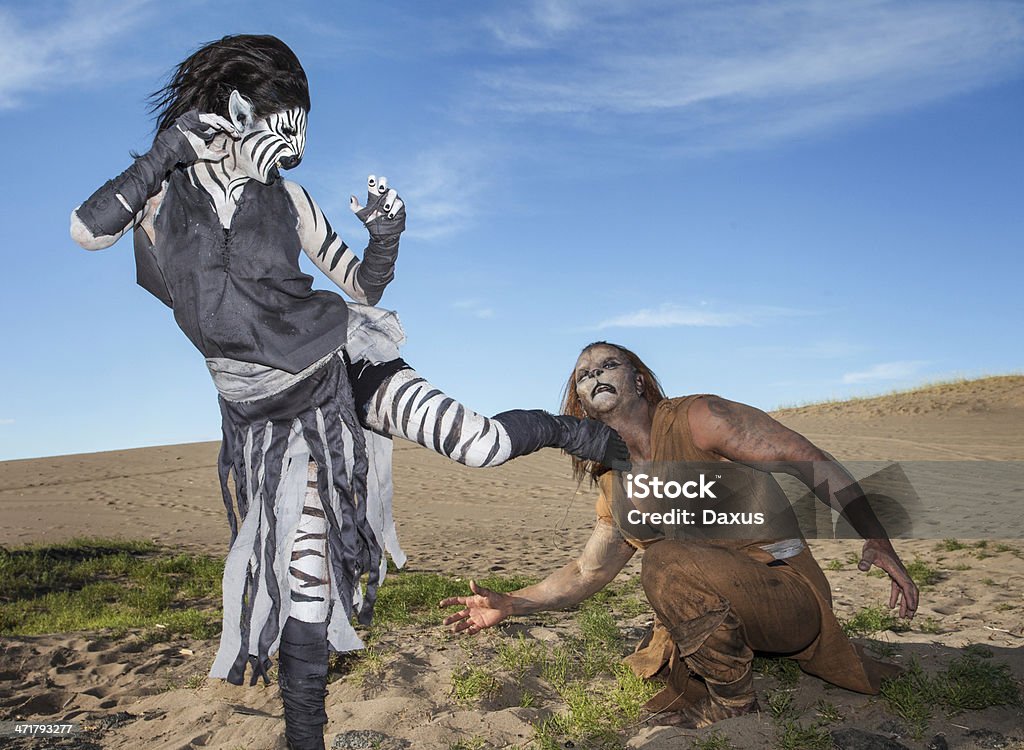 Humanoids dans le désert - Photo de Acteur libre de droits