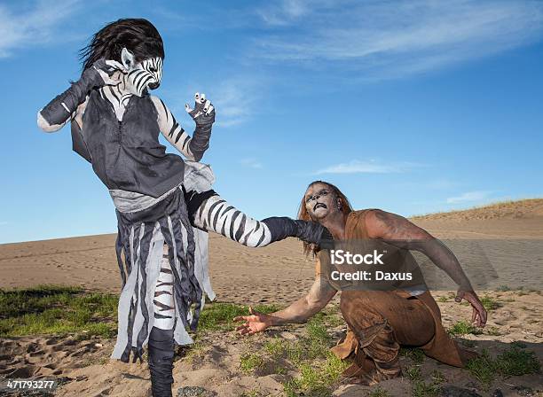 Photo libre de droit de Humanoids Dans Le Désert banque d'images et plus d'images libres de droit de Acteur - Acteur, Agression, Animal femelle