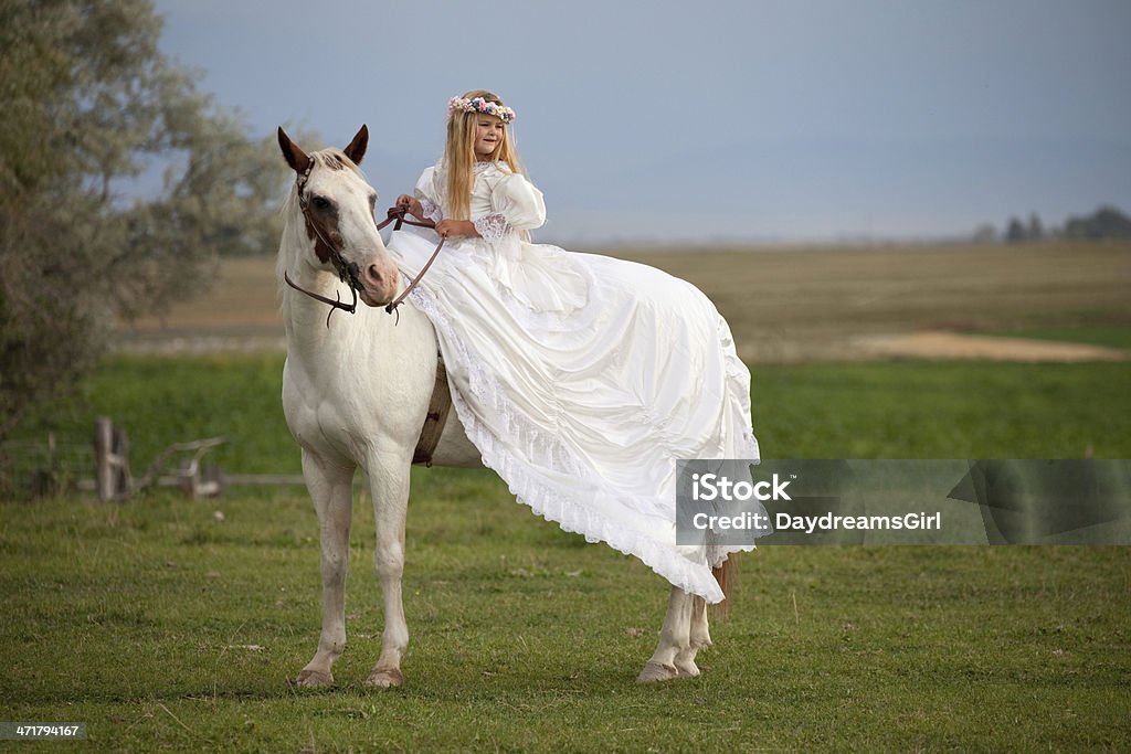 Garota usando vestido longo branco Fantasia de cavalo carruagem - Foto de stock de Menina royalty-free