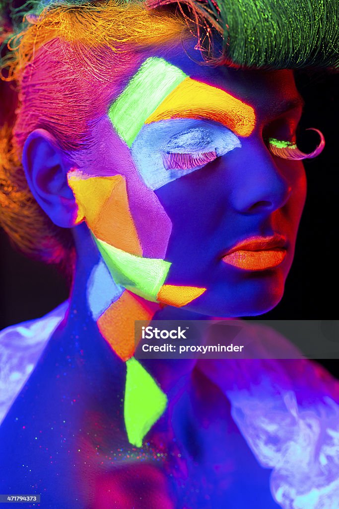 Ritratto di donna in luce ultravioletta - Foto stock royalty-free di Bizzarro