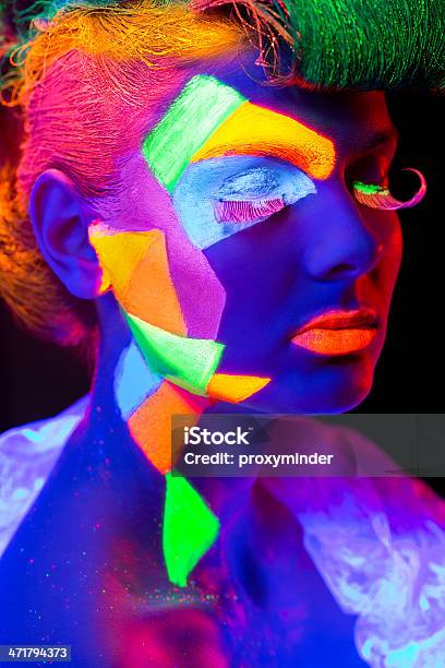 Ritratto Di Donna In Luce Ultravioletta - Fotografie stock e altre immagini di Bizzarro - Bizzarro, Colore fluorescente, Neon