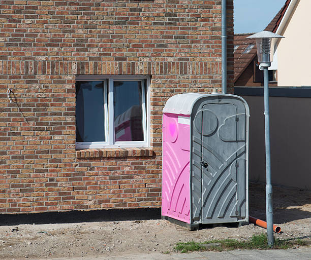 porta pot sur un site de construction - porta potty photos et images de collection