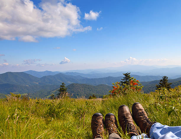 hikers - mountain mountain range north carolina blue fotografías e imágenes de stock