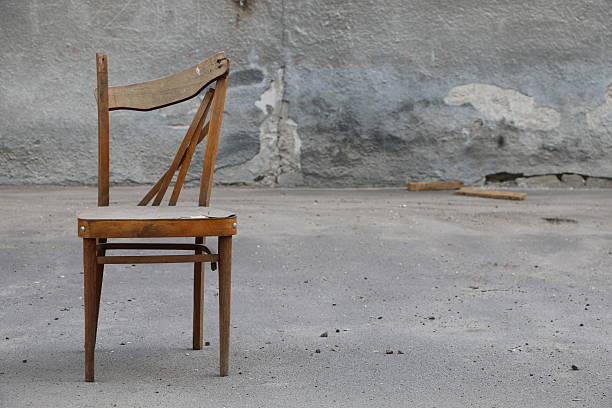 cadeira de madeira antiga - building exterior obsolete abandoned damaged imagens e fotografias de stock