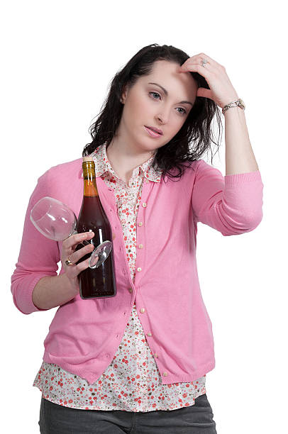 mulher com vinho - alcolholism imagens e fotografias de stock