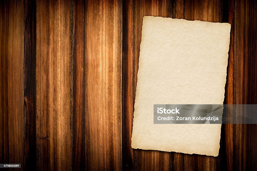 Vecchia carta sul bordo di legno - Foto stock royalty-free di Carta da pacchi