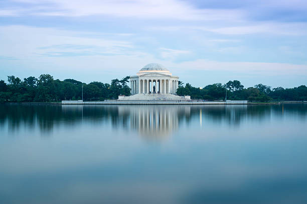 jefferson memorial e il washington dc tital bacino, - washington dc night jefferson memorial memorial foto e immagini stock