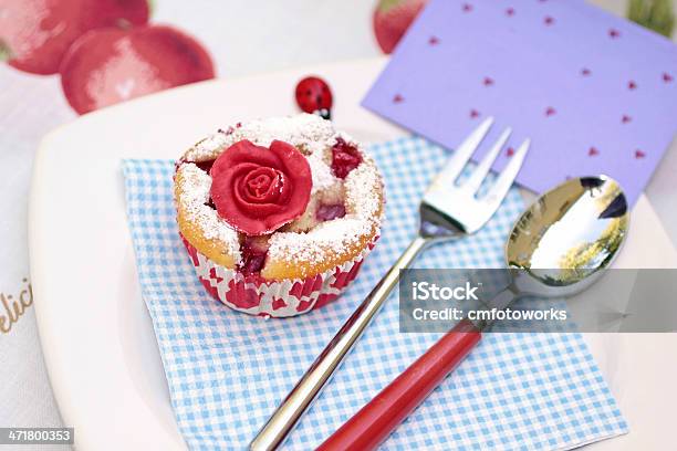 Bollo Con Marchpane Rose Foto de stock y más banco de imágenes de Amor - Sentimiento - Amor - Sentimiento, Azul, Celebración - Ocasión especial