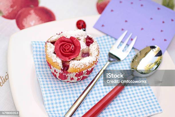 Muffin Marchpane ローズ - お祝いのストックフォトや画像を多数ご用意 - お祝い, カトラリー, ケーキ