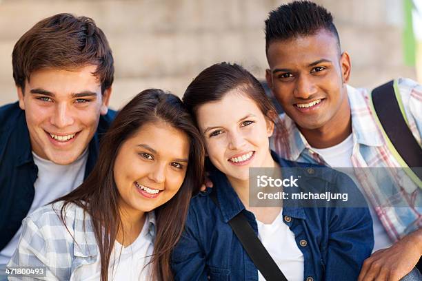 Gruppe Von Teen High Shcool Studenten Stockfoto und mehr Bilder von Schüler der Sekundarstufe - Schüler der Sekundarstufe, Menschengruppe, Multikulturelle Gruppe