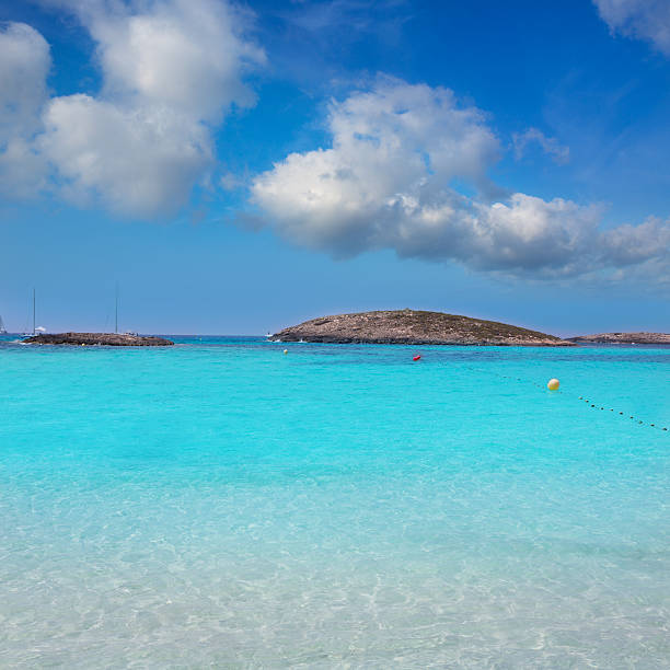 w formentera illetes plaży illetas w pobliżu ibizie - illetas zdjęcia i obrazy z banku zdjęć