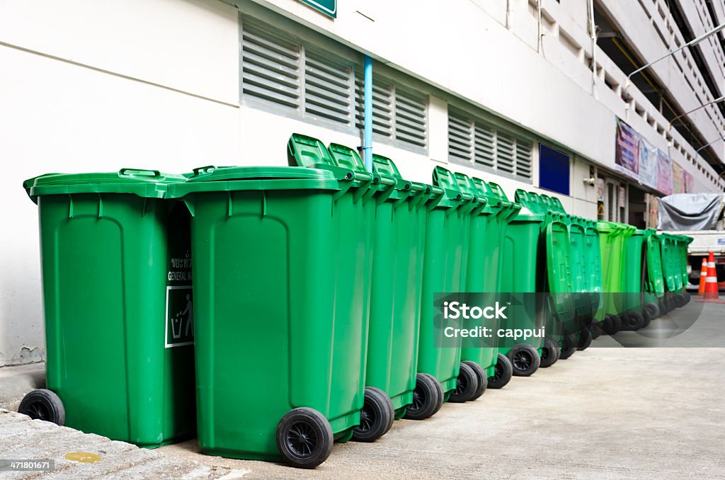Grande verde latas de lixo - Foto de stock de Arremessar royalty-free