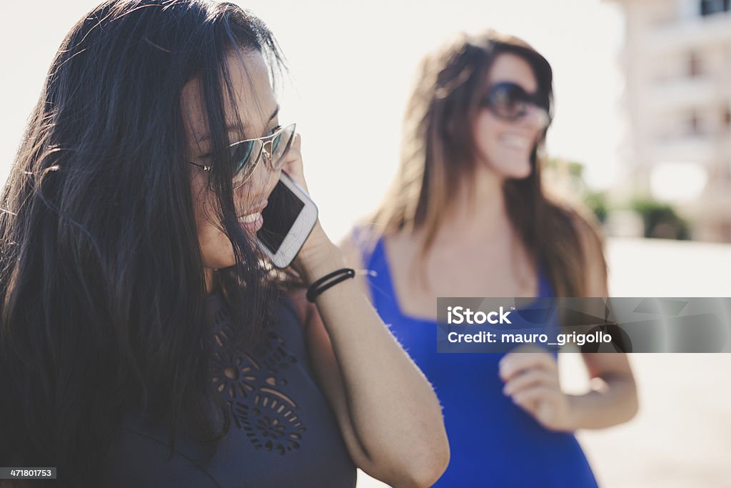 Giovane asiatica donna utilizzando il telefono cellulare - Foto stock royalty-free di 18-19 anni