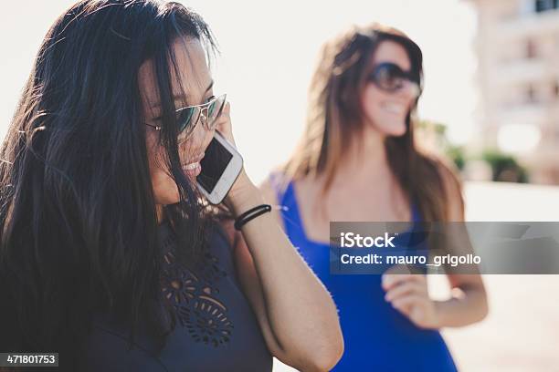 Giovane Asiatica Donna Utilizzando Il Telefono Cellulare - Fotografie stock e altre immagini di 18-19 anni