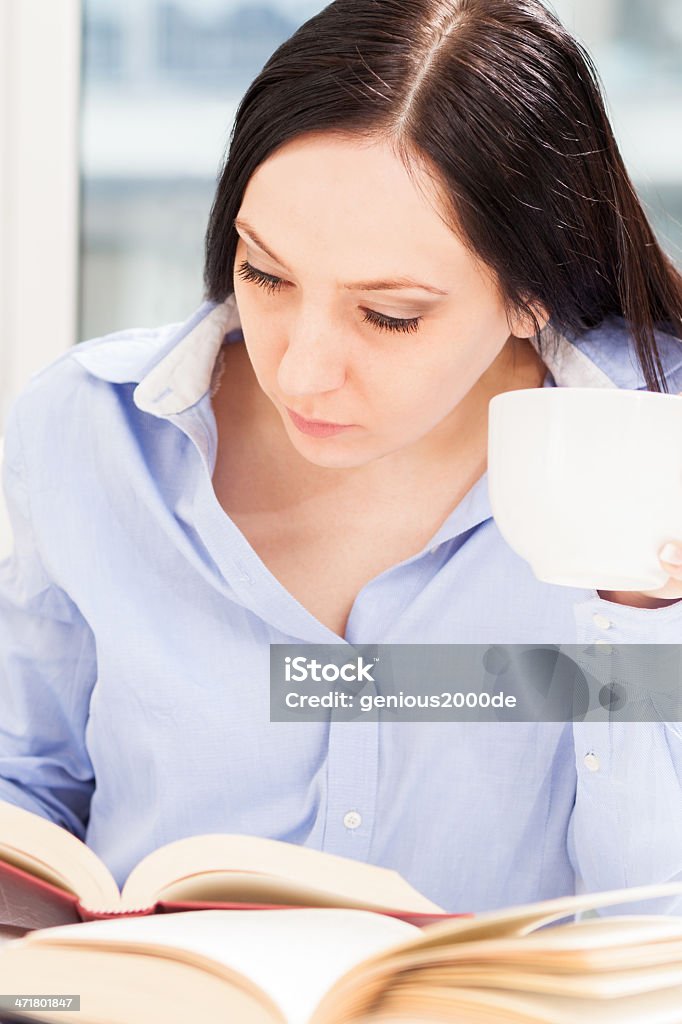 Weibliche Schüler lernen zu Hause zu sein, mit verschiedenen Bücher - Lizenzfrei Bildhintergrund Stock-Foto