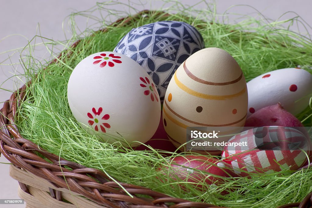 Ovos de Páscoa em uma cesta - Foto de stock de Amarelo royalty-free