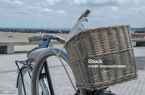 Bicicleta Redondos - Fotografias de stock e mais imagens de Alforje - Cesto - Alforje - Cesto, Ao Ar Livre, Armação de Bicicleta