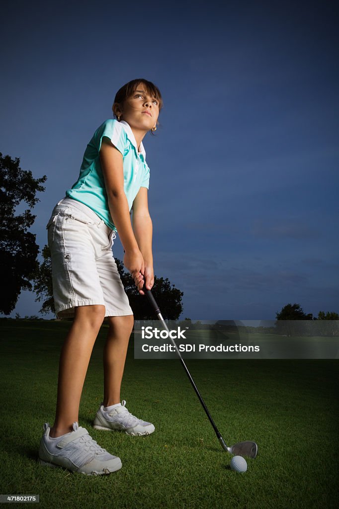 Porträt von kleines Mädchen schlagen Golfball auf dem Golfplatz - Lizenzfrei Kind Stock-Foto