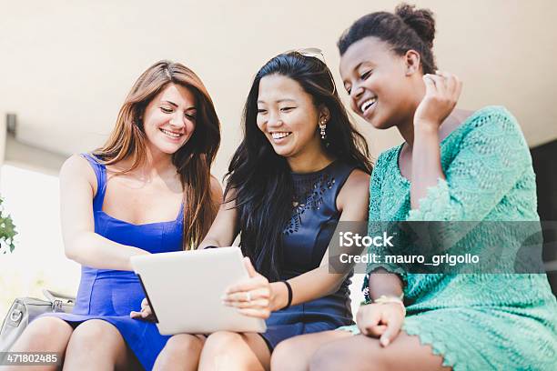 Photo libre de droit de Trois Jeunes Femmes À Laide Dune Tablette Numérique banque d'images et plus d'images libres de droit de 18-19 ans