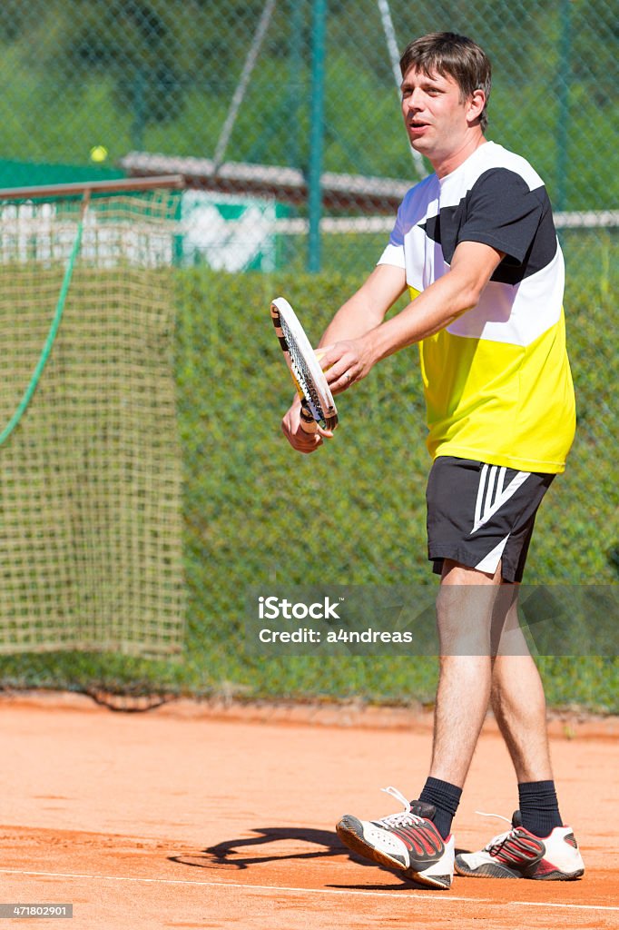Che serve Giocatore di tennis prima - Foto stock royalty-free di Abbigliamento sportivo
